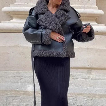 Damernas konstpälsjacka med stiliga detaljer och oversized passform Mirla-Eva Jonsson