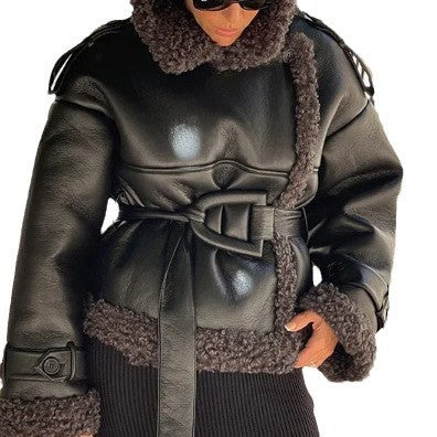 Damernas konstpälsjacka med stiliga detaljer och oversized passform Mirla-Eva Jonsson