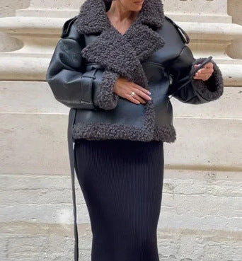Damernas konstpälsjacka med stiliga detaljer och oversized passform Mirla-Eva Jonsson