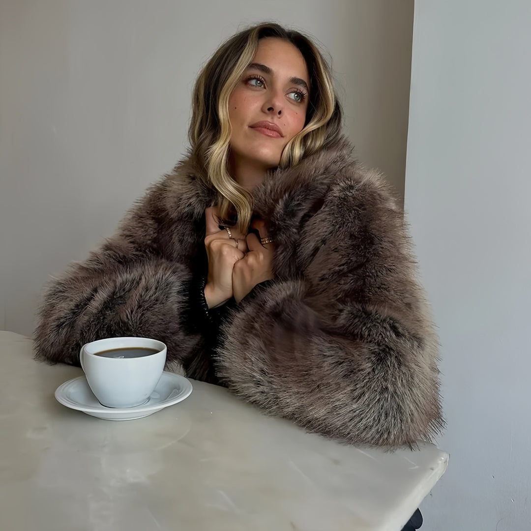 Damernas konstpälsjacka med voluminösa ärmar Mirla-Eva Jonsson