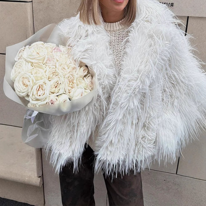 Damernas konstpälskappa i extravagant fransad design Mirla-Eva Jonsson