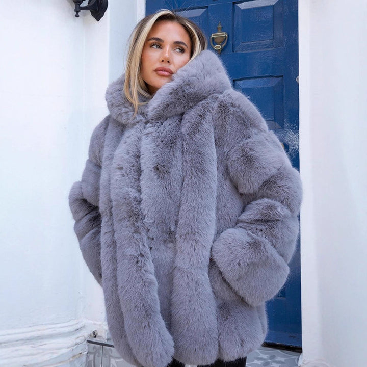 Damernas konstpälsrock med lyxig känsla och eleganta kvartsdetaljer Mirla-Eva Jonsson