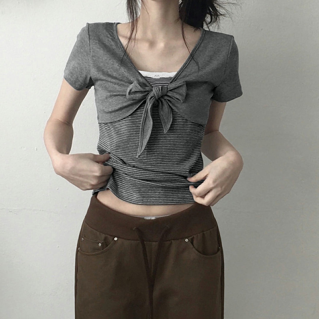 Damernas korta T-shirt med knutdetalj och randig design Mirla-Eva Jonsson