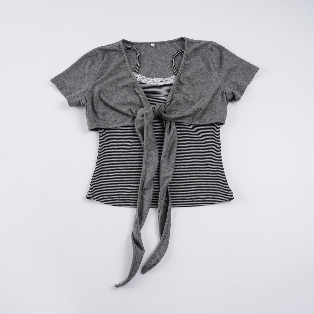 Damernas korta T-shirt med knutdetalj och randig design Mirla-Eva Jonsson