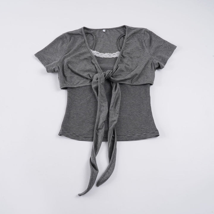 Damernas korta T-shirt med knutdetalj och randig design Mirla-Eva Jonsson