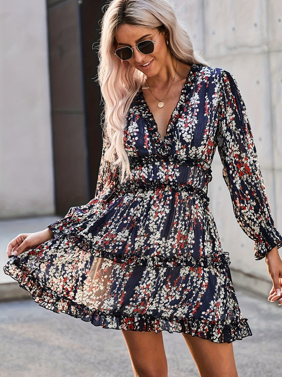 Damernas korta fritidsklänning med volangdetaljer och blommönster Eva Jonsson-Eva Jonsson