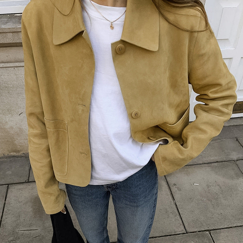 Damernas korta jacka med elegant krage och praktiska fickor Mirla-Eva Jonsson