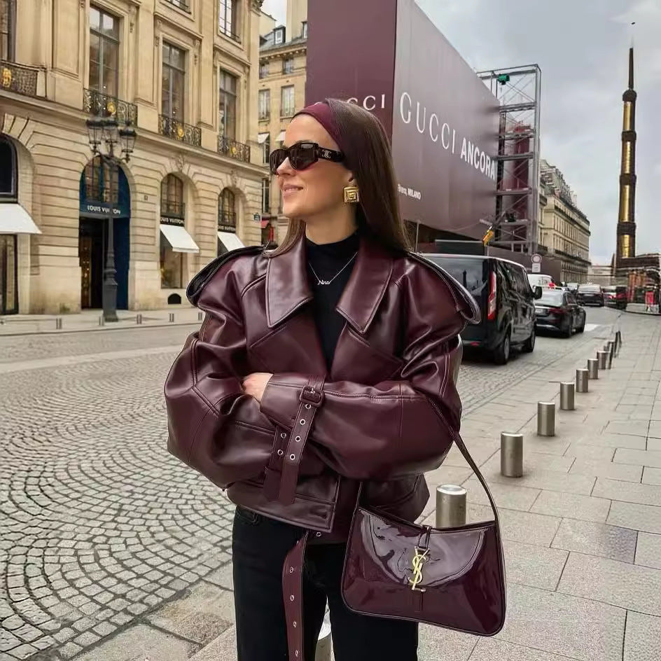Damernas korta konstläderjacka med vattentätt avslut och asymmetrisk krage Mirla-Eva Jonsson
