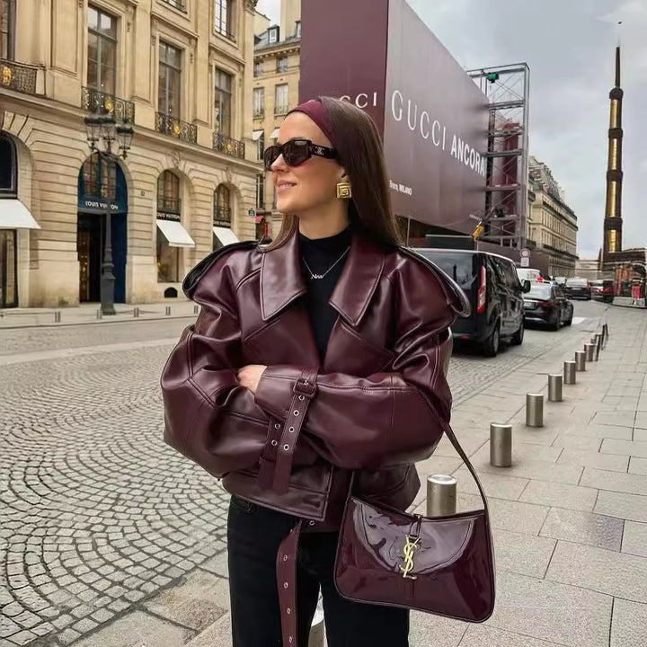 Damernas korta konstläderjacka med vattentätt avslut och asymmetrisk krage Mirla-Eva Jonsson