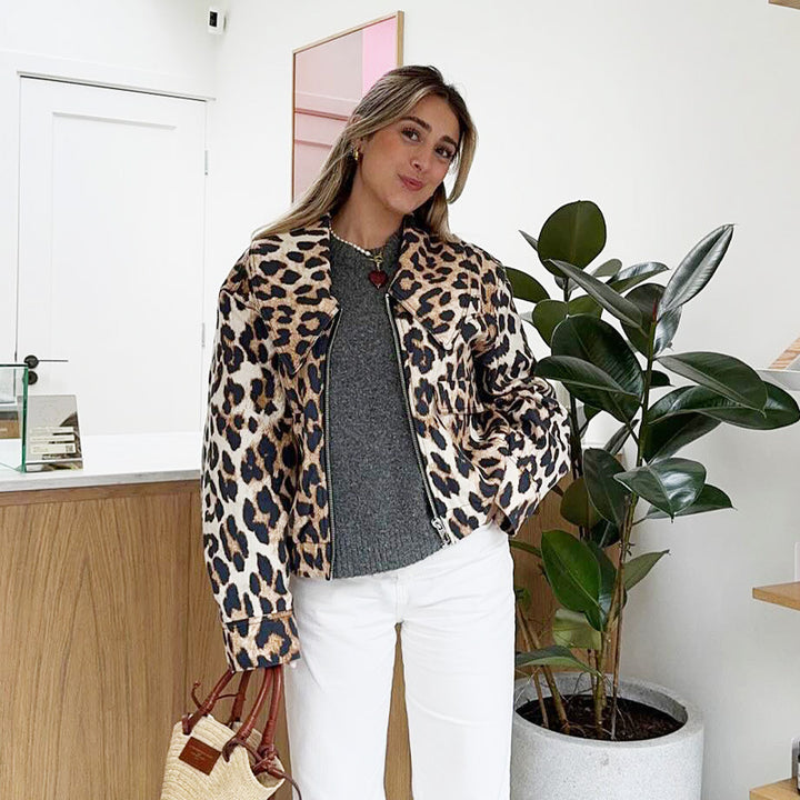 Damernas korta mockajacka med elegant leopardtryck Mirla-Eva Jonsson
