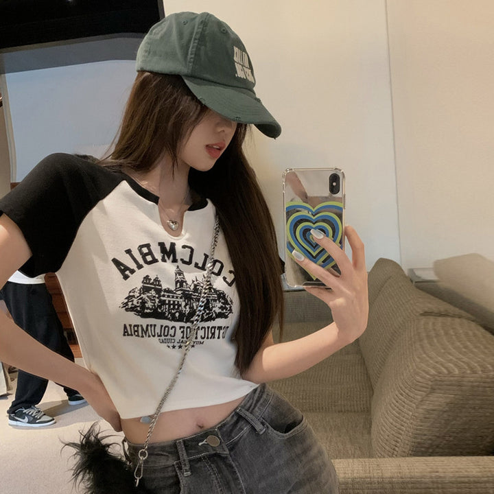 Damernas korta t-shirt med slående retrotryck och bekväm passform-Eva Jonsson