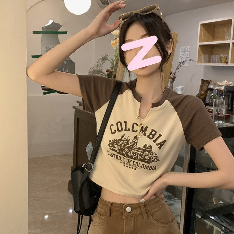 Damernas korta t-shirt med slående retrotryck och bekväm passform-Eva Jonsson