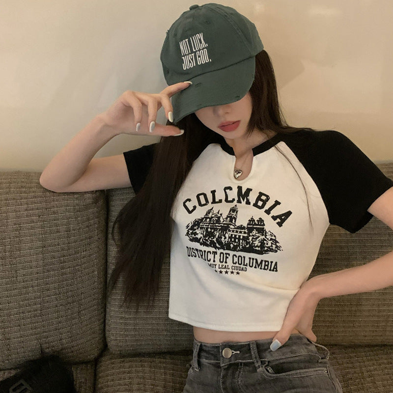 Damernas korta t-shirt med slående retrotryck och bekväm passform-Eva Jonsson