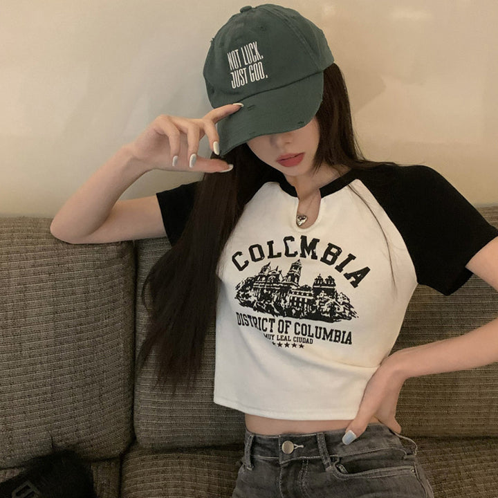 Damernas korta t-shirt med slående retrotryck och bekväm passform-Eva Jonsson
