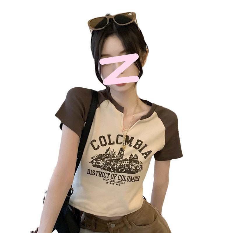 Damernas korta t-shirt med slående retrotryck och bekväm passform-Eva Jonsson