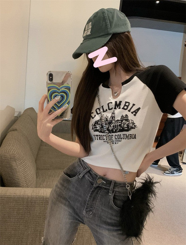 Damernas korta t-shirt med slående retrotryck och bekväm passform-Eva Jonsson