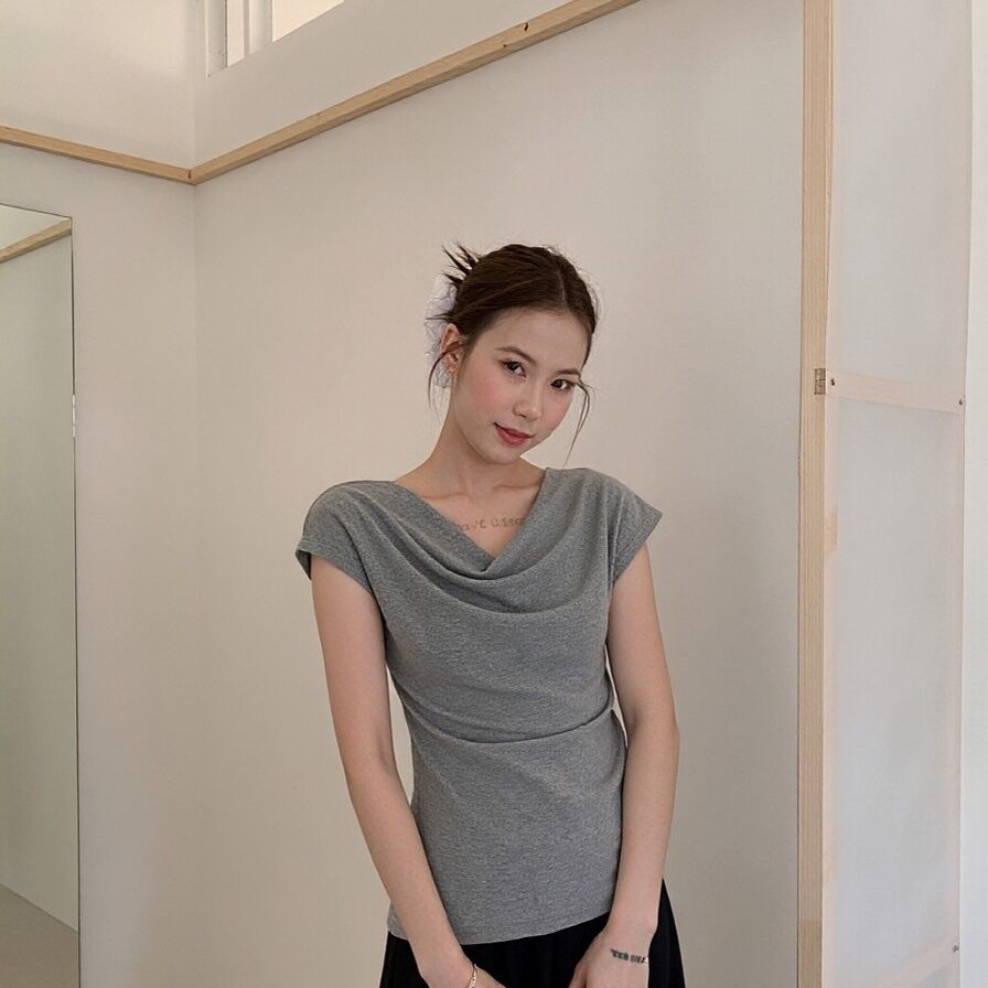 Damernas kortärmad T-shirt med rynkor slim fit-Eva Jonsson
