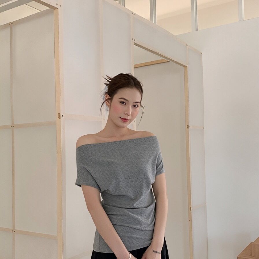 Damernas kortärmad T-shirt med rynkor slim fit-Eva Jonsson