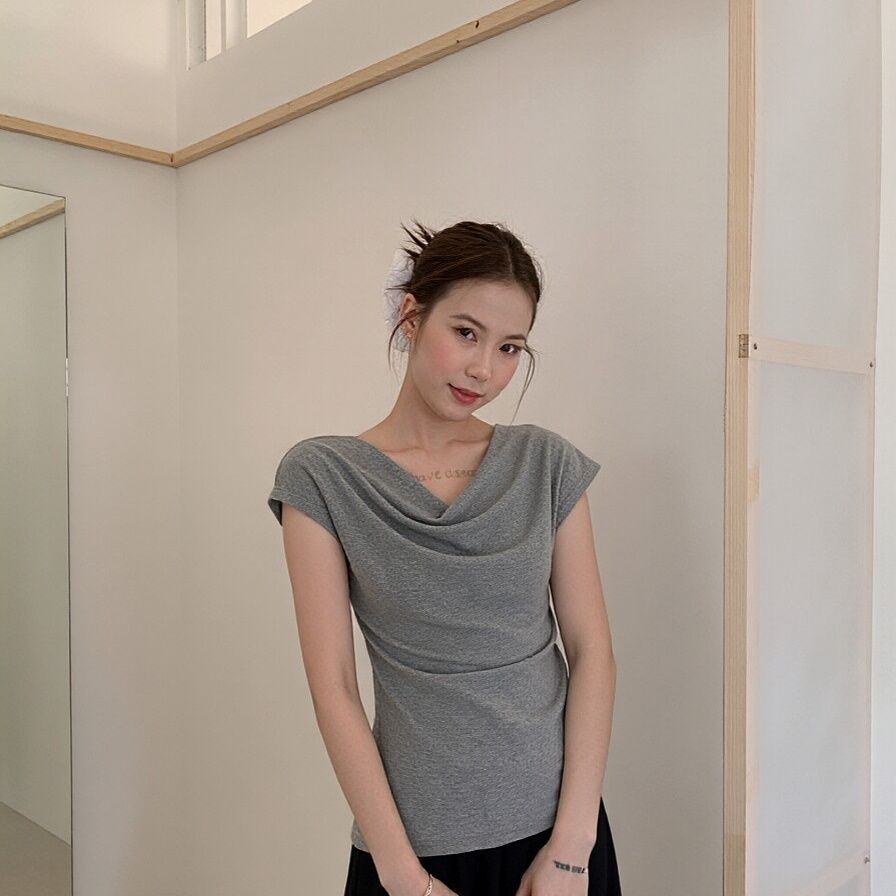 Damernas kortärmad T-shirt med rynkor slim fit-Eva Jonsson
