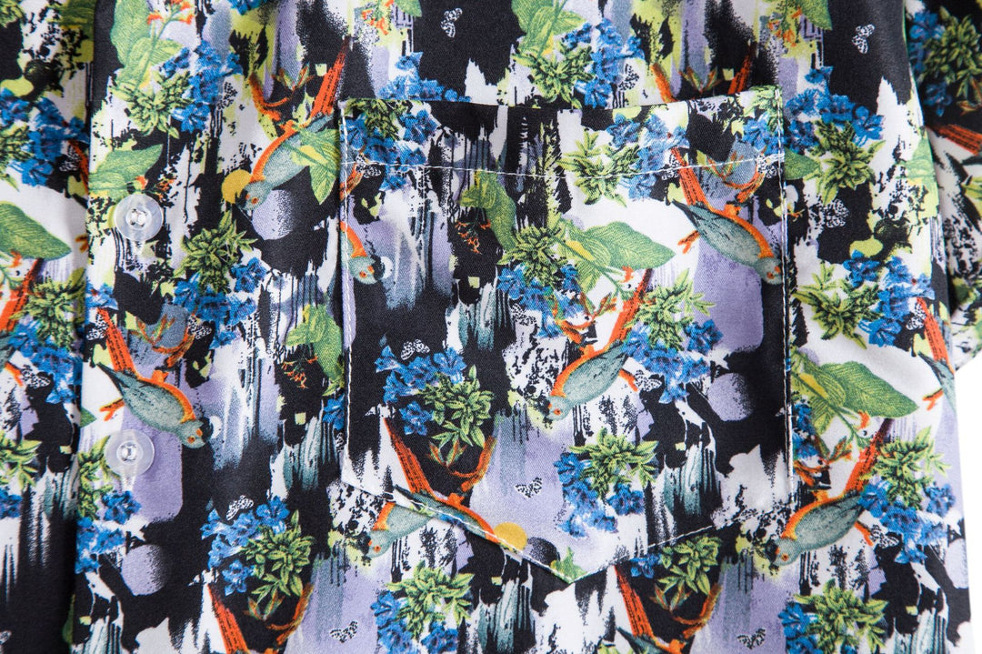 Damernas kortärmad blus i blommig tryck med modern design Mirla-Eva Jonsson