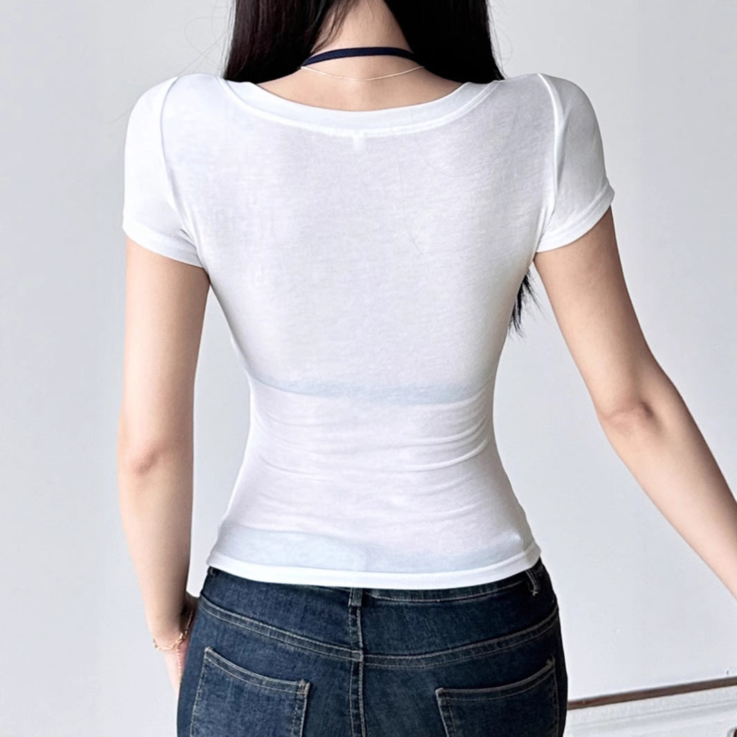 Damernas kortärmad blus med trendig Henley-design och praktisk bröstficka Mirla-Eva Jonsson
