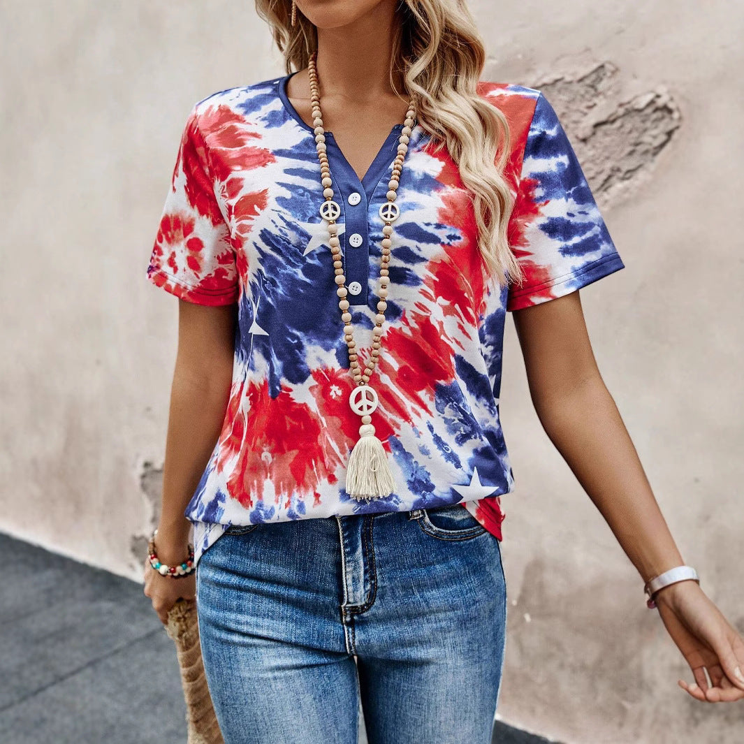 Damernas kortärmad t-shirt med knäppbar halsringning och lekfullt batikdesign Mirla-Eva Jonsson
