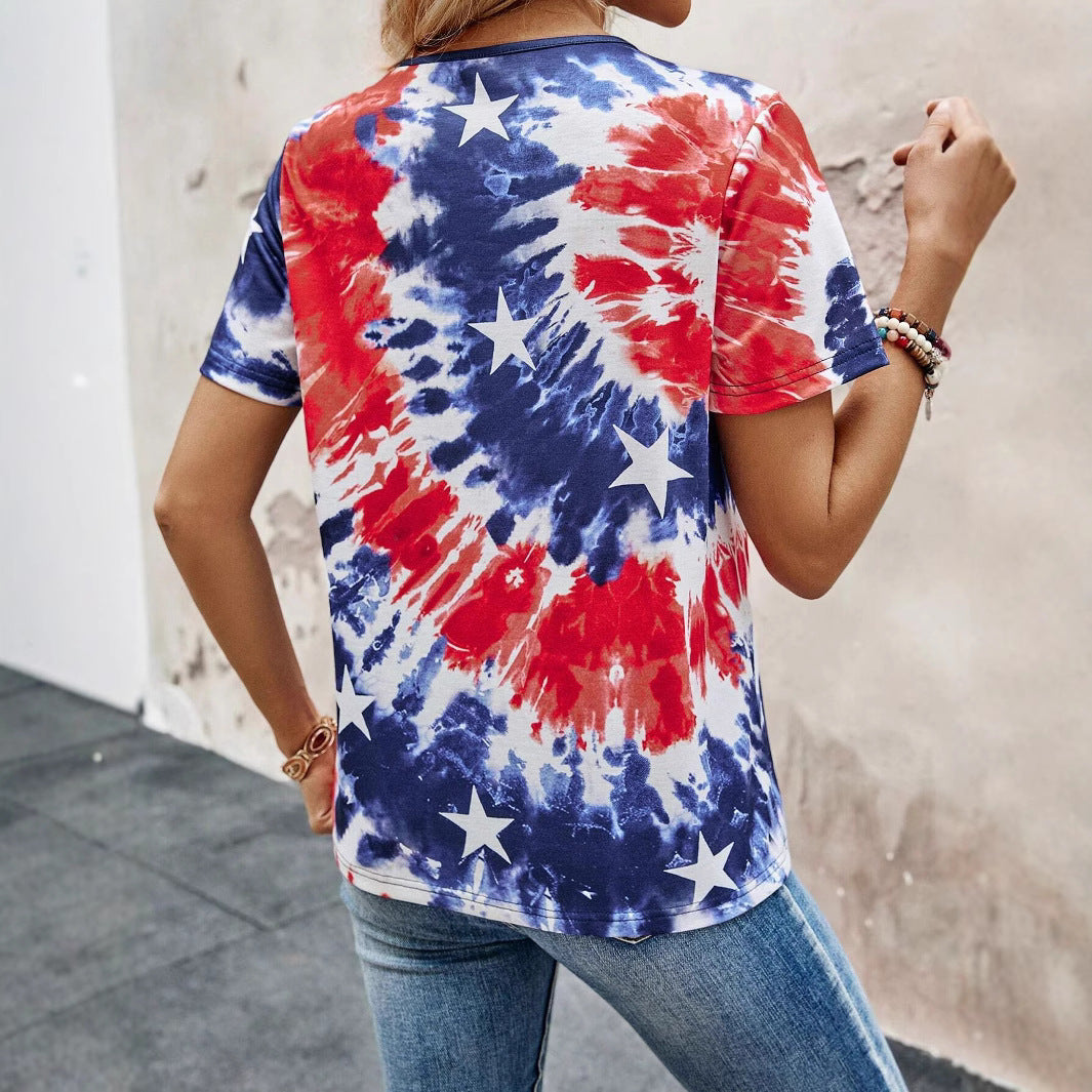 Damernas kortärmad t-shirt med knäppbar halsringning och lekfullt batikdesign Mirla-Eva Jonsson
