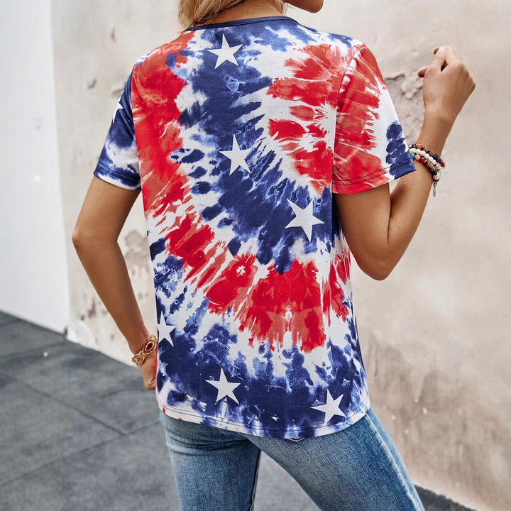 Damernas kortärmad t-shirt med knäppbar halsringning och lekfullt batikdesign Mirla-Eva Jonsson