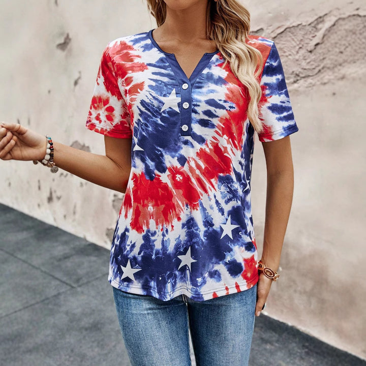 Damernas kortärmad t-shirt med knäppbar halsringning och lekfullt batikdesign Mirla-Eva Jonsson