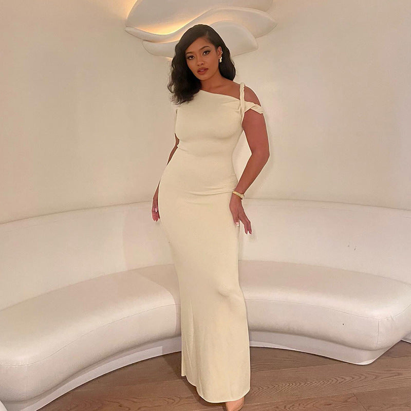 Damernas kroppsnära maxiklänning med asymmetriska axelband och elegant design Eva Jonsson-Eva Jonsson
