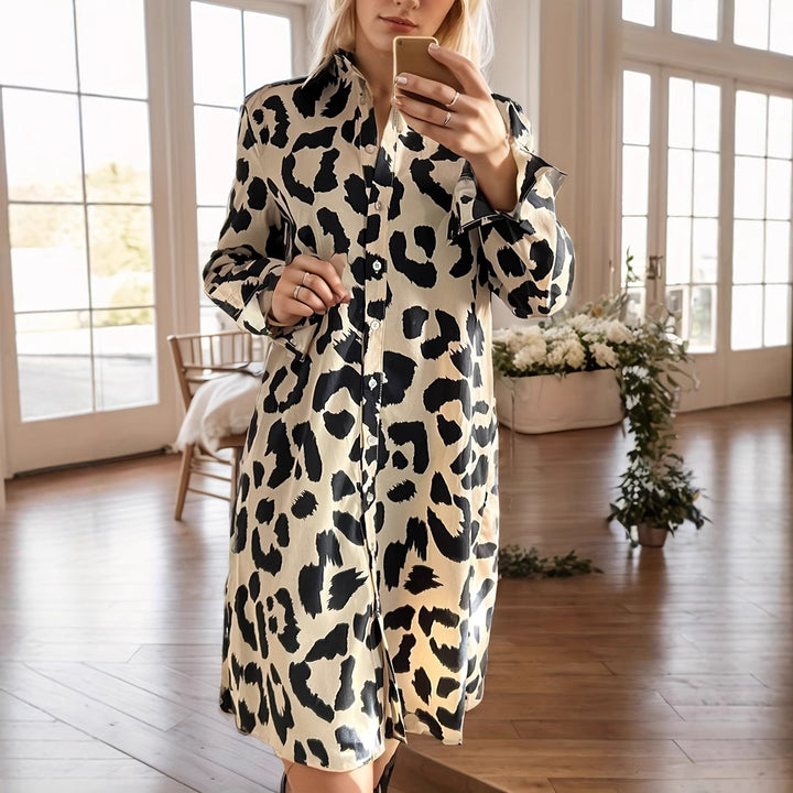 Damernas lång skjortklänning med elegant leopardmönster Mirla-Eva Jonsson