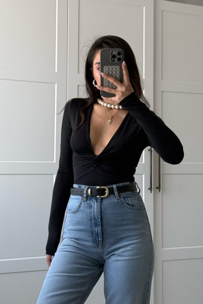 Damernas långärmad V-ringad body med twist-detalj Mirla-Eva Jonsson