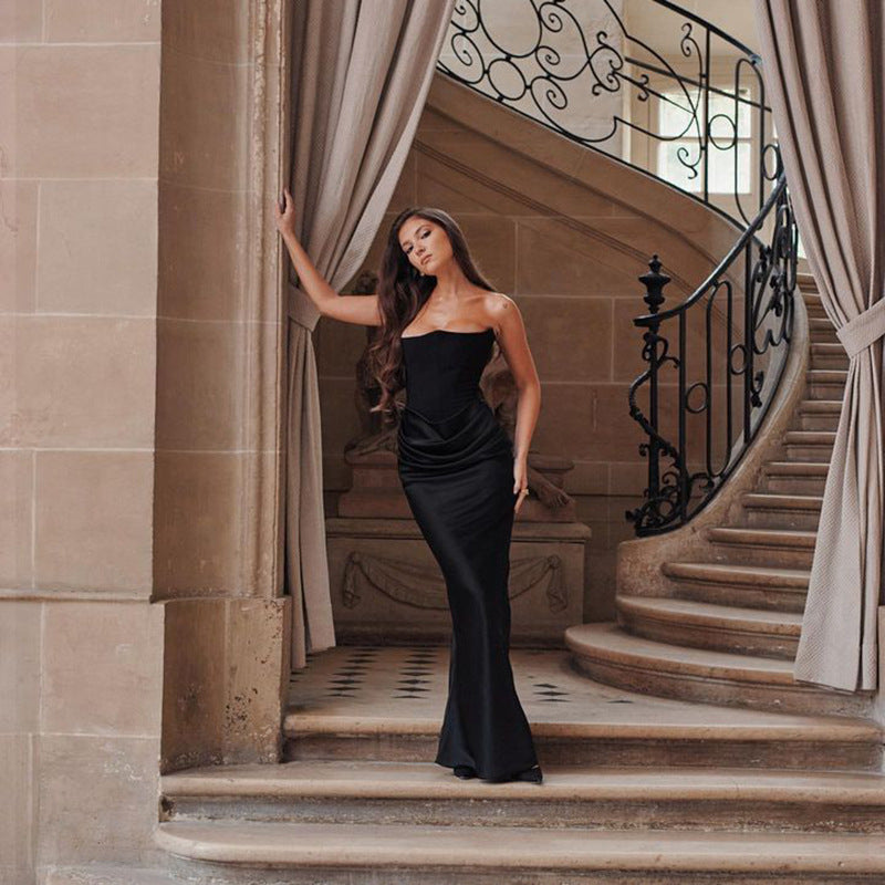 Damernas långärmad aftonklänning med strukturerad överdel och elegant volangbälte Eva Jonsson-Eva Jonsson