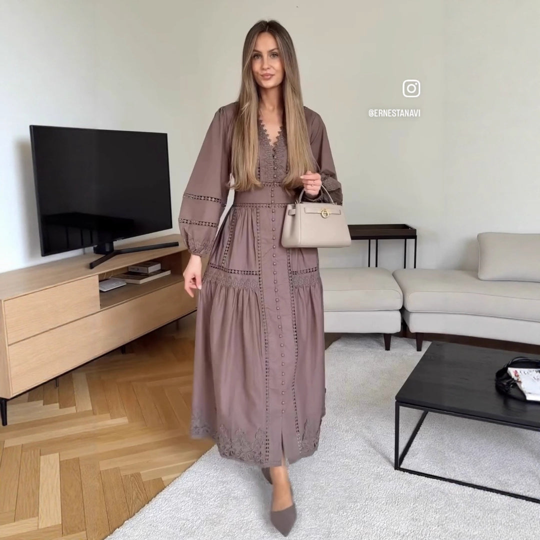 Damernas långärmad maxikjol med elegant spetsdetalj och volangdetaljer Mirla-Eva Jonsson