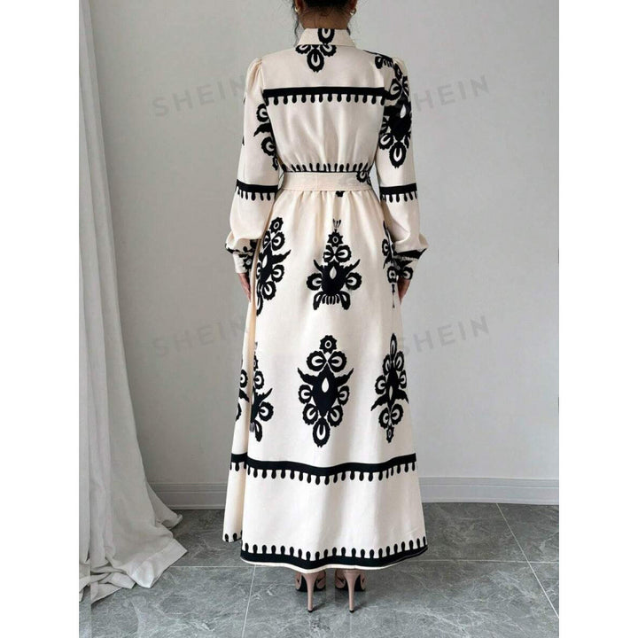 Damernas långärmad maxiklänning med elegant knapdesign och midjeformande bälte Eva Jonsson-Eva Jonsson