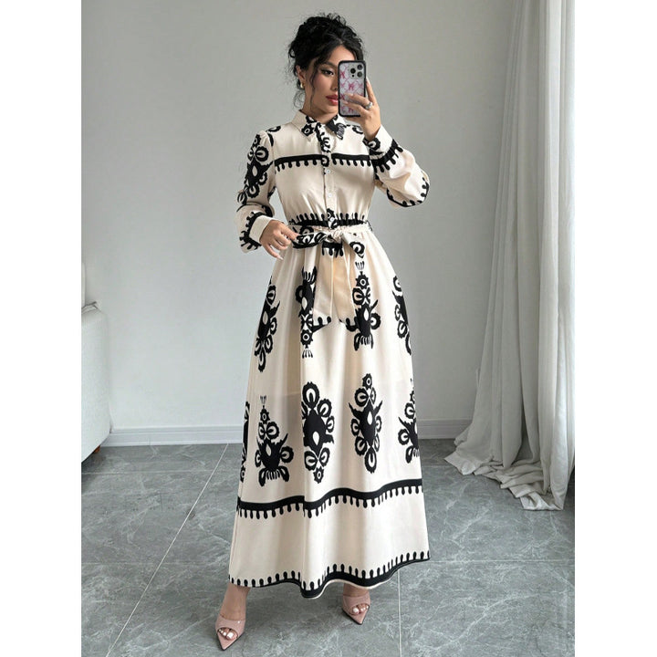 Damernas långärmad maxiklänning med elegant knapdesign och midjeformande bälte Mirla-Eva Jonsson