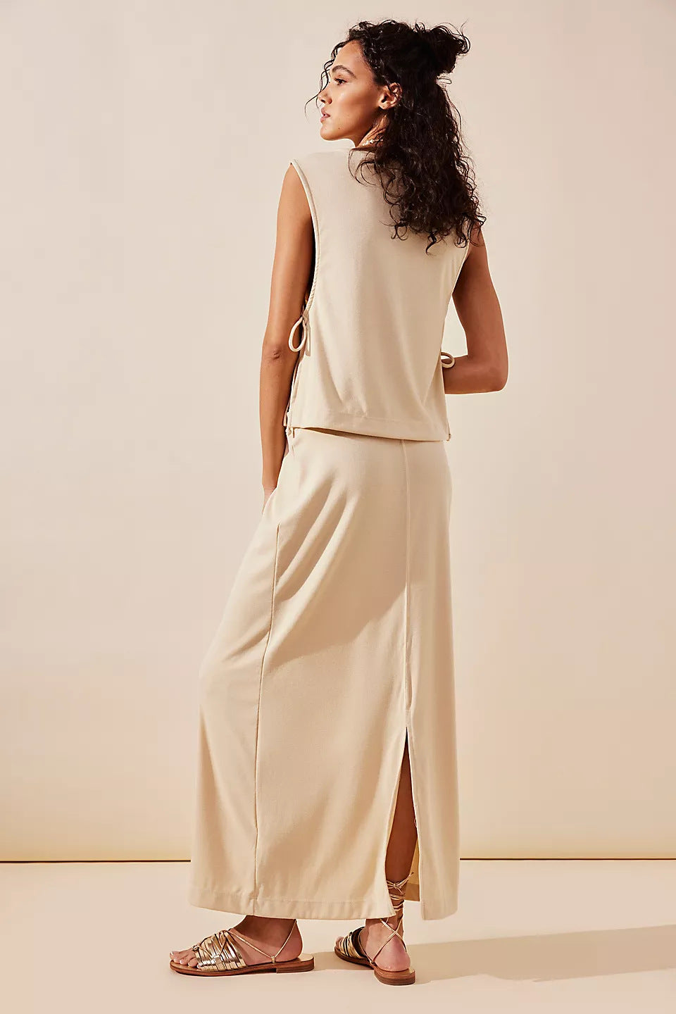 Damernas långärmad maxiklänning med elegant ryggsnitt och justerbar midjesnörning Eva Jonsson-Eva Jonsson