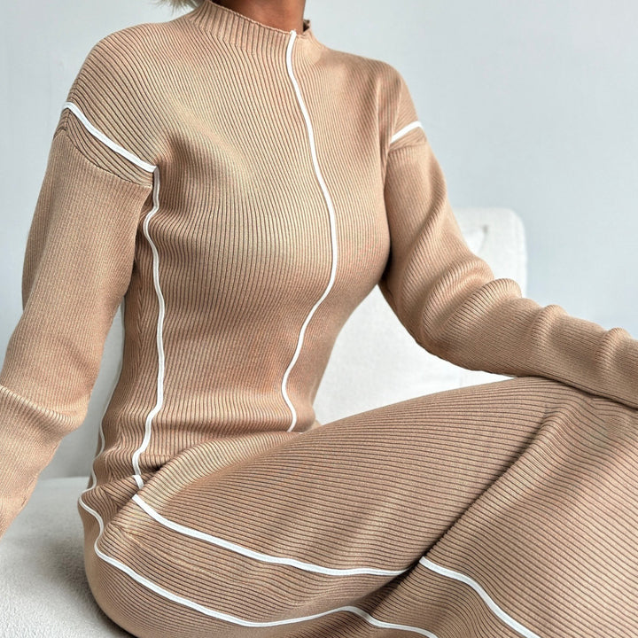 Damernas långärmad ribbstickad klänning med kontrasterande detaljer Eva Jonsson-Eva Jonsson