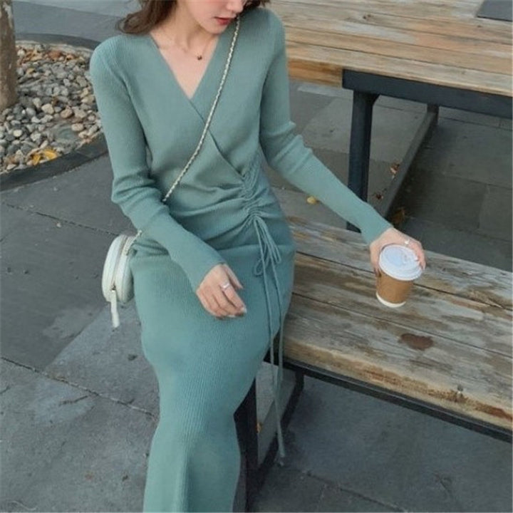 Damernas långärmad stickad klänning med raffinerad omslagsdesign och justerbart midjeband Eva Jonsson-Eva Jonsson