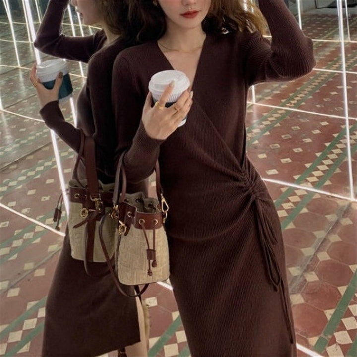 Damernas långärmad stickad klänning med raffinerad omslagsdesign och justerbart midjeband Eva Jonsson-Eva Jonsson