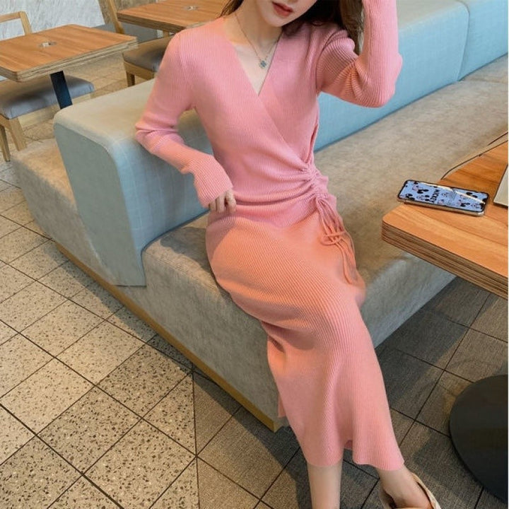 Damernas långärmad stickad klänning med raffinerad omslagsdesign och justerbart midjeband Eva Jonsson-Eva Jonsson