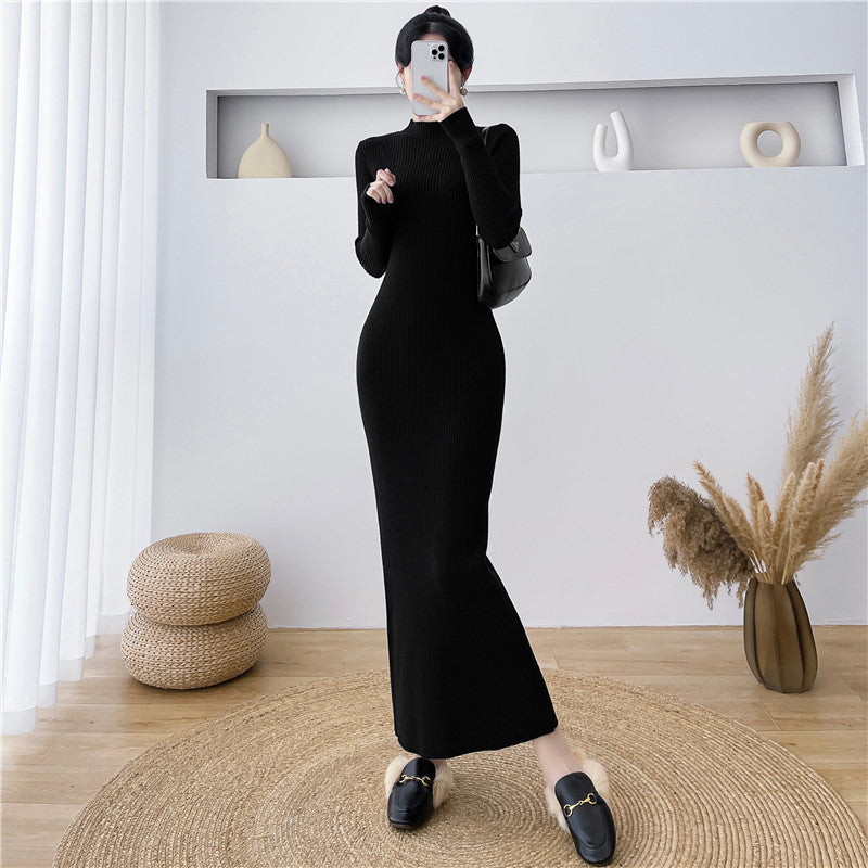 Damernas långstickad klänning med fint ribbat utförande och elegant ståkrage Eva Jonsson-Eva Jonsson