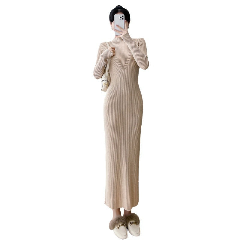 Damernas långstickad klänning med fint ribbat utförande och elegant ståkrage Eva Jonsson-Eva Jonsson