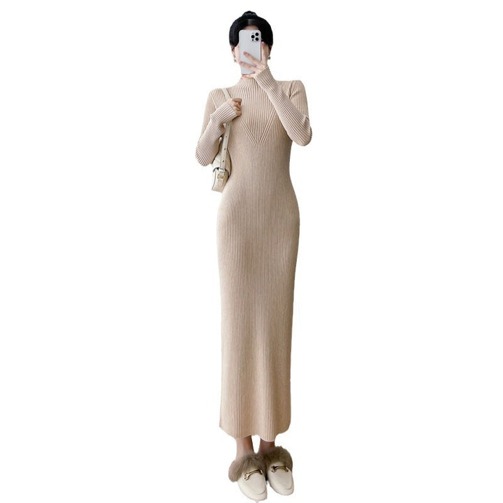 Damernas långstickad klänning med fint ribbat utförande och elegant ståkrage Eva Jonsson-Eva Jonsson