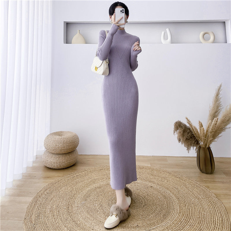 Damernas långstickad klänning med fint ribbat utförande och elegant ståkrage Eva Jonsson-Eva Jonsson