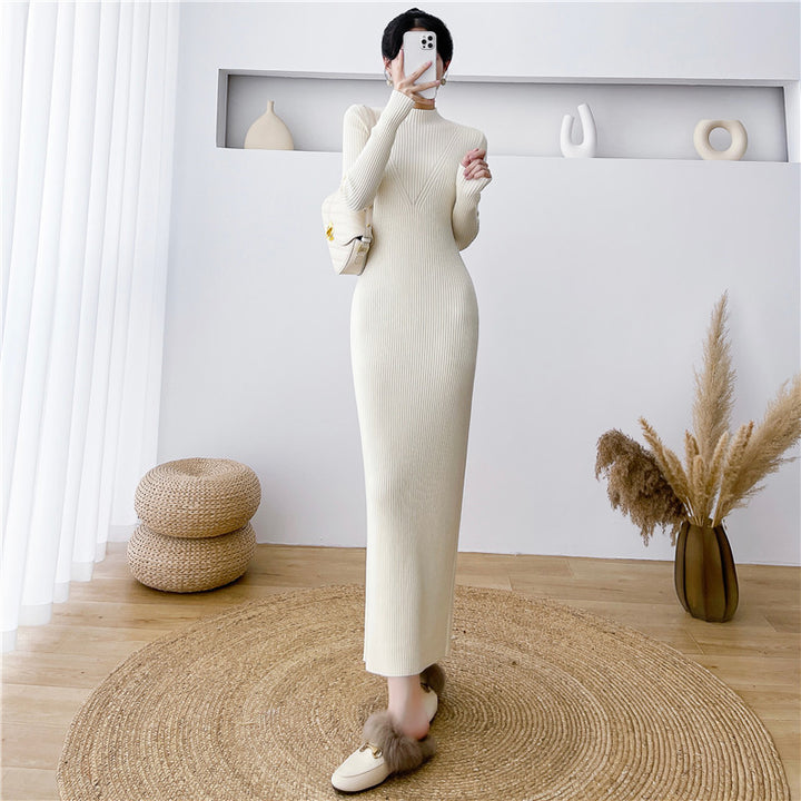 Damernas långstickad klänning med fint ribbat utförande och elegant ståkrage Eva Jonsson-Eva Jonsson