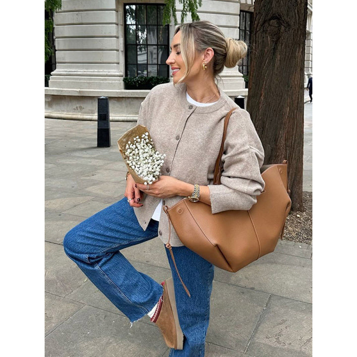 Damernas lätta cardigan med knapppdetaljer och moderiktig snitt Eva Jonsson-Eva Jonsson