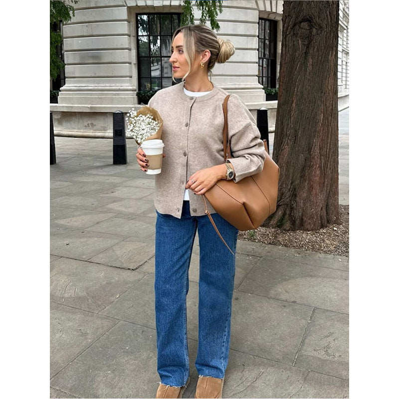 Damernas lätta cardigan med knapppdetaljer och moderiktig snitt Eva Jonsson-Eva Jonsson