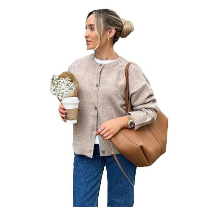 Damernas lätta cardigan med knapppdetaljer och moderiktig snitt Eva Jonsson-Eva Jonsson