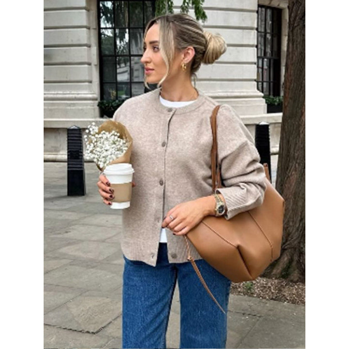 Damernas lätta cardigan med knapppdetaljer och moderiktig snitt Eva Jonsson-Eva Jonsson